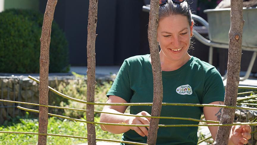 © Natur im Garten/ Leopold Mayrhofer Die Gärtnerinnen der Garten Garten Tulln bauen ein bewachsenes Spalier aus Schnittgut.
