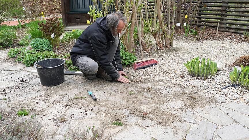 Ein Gartenweg wird renoviert.