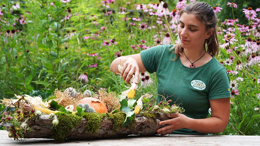 Die Gärtnerinnen der Garten Tulln gestalten herbstliche Deko.