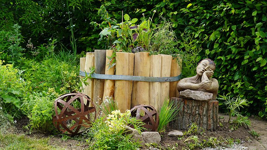 Die Gärtnerinnen der Garten Tulln bauen ein Hochbeet für Gemüseraritäten