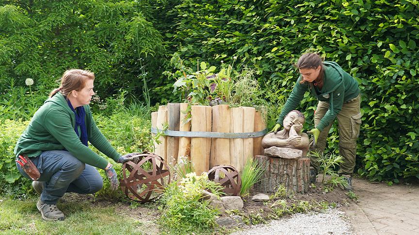 Die Gärtnerinnen der Garten Tulln bauen ein Hochbeet für Gemüseraritäten