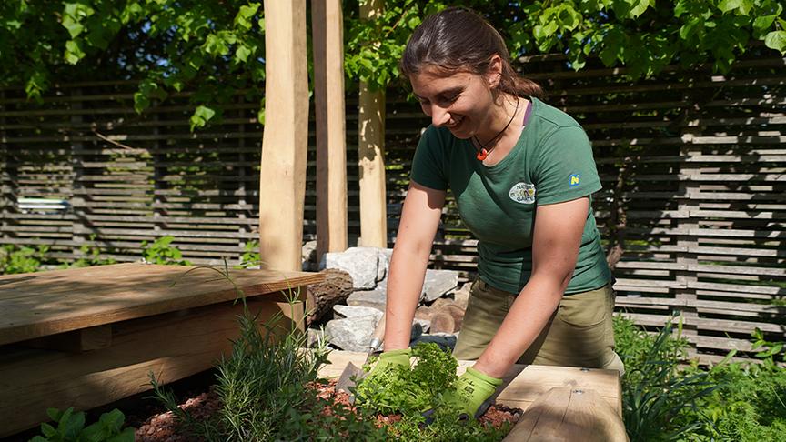 © Foto: Natur im Garten/ Leoppold Mayrhofer Die Gärtnerinnen der Garten Tulln bauen ein Kräuterhochbeet.