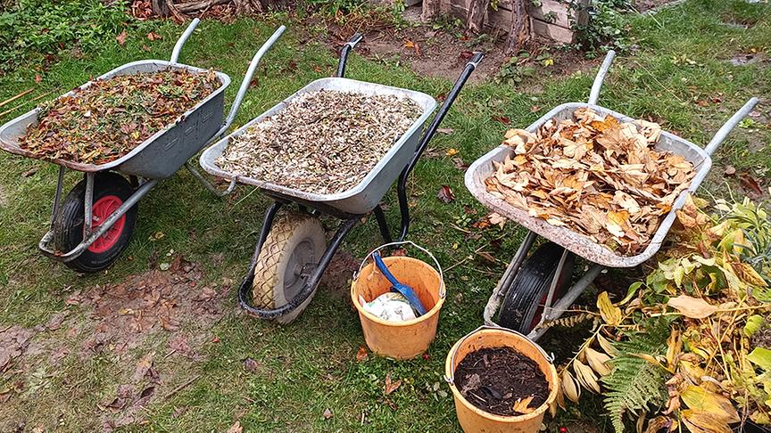 © Foto: Natur im Garten/ Leopold Mayrhofer Auf der Garten Tulln legen Gärtnerinnen einen Komposthaufen an