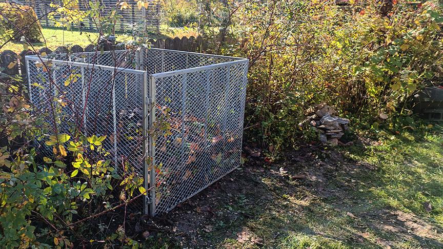 © Foto: Natur im Garten/ Leopold Mayrhofer Auf der Garten Tulln legen Gärtnerinnen einen Komposthaufen an