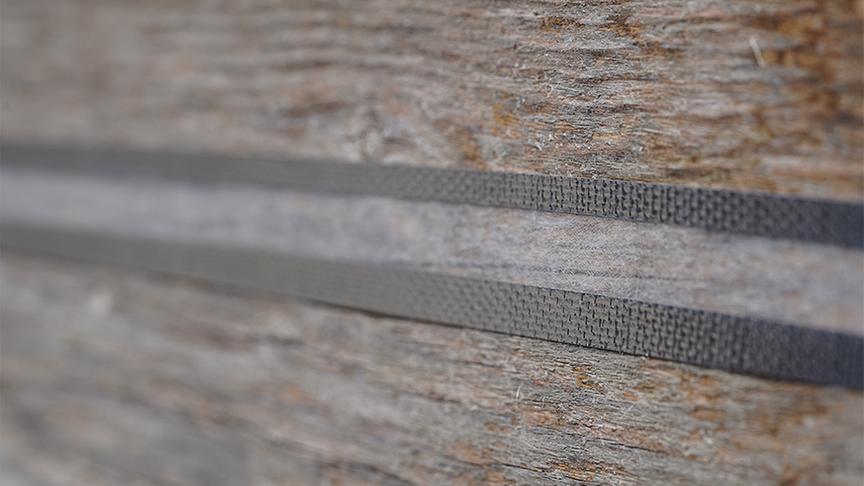 Die Gärtnerinnen der Garten Tulln bringen einen Schneckenschutz an.