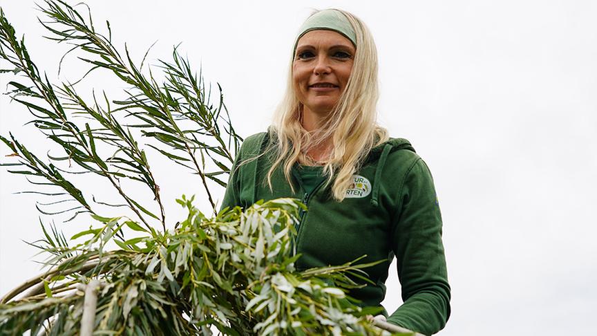 Gärtnerin Susanne Leeb an der Spitze der Kuppel.
