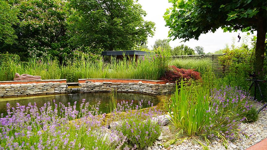 Die Gärtnerinnen auf der Garten Tulln präsentieren den Biopool-Garten.