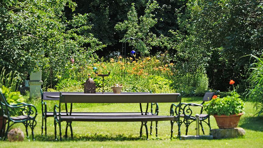 Karl Ploberger besucht den Garten von Barbara Schmidt