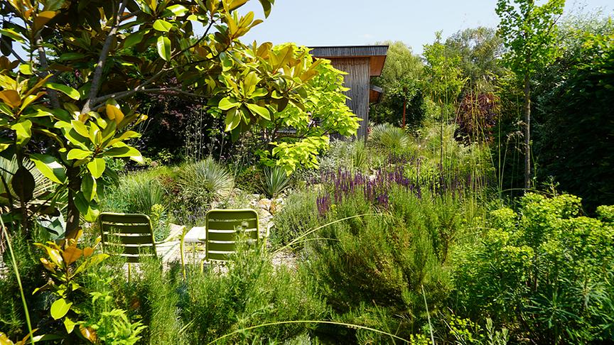© Foto: Natur im Garten/ Leopold Mayrhofer "Lotto 6 aus 45"-Moderator und Gartenjournalist Ralph Huber-Blechinger zeigt seinen Garten.