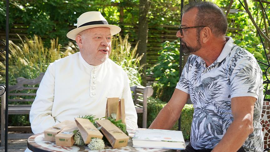 Karl Ploberger im Gespräch  mit Kräuterpfarrer Benedikt.