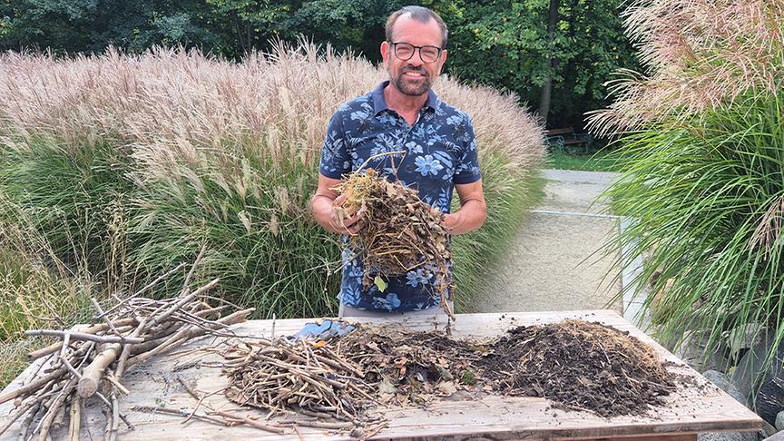 Karl Ploberger erklärt, wie man ein Hochbeet richtig befüllt.