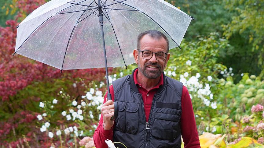 © Foto: Natur im Garten/ Leopold Mayrhofer Karl Ploberger mit Regenschirm