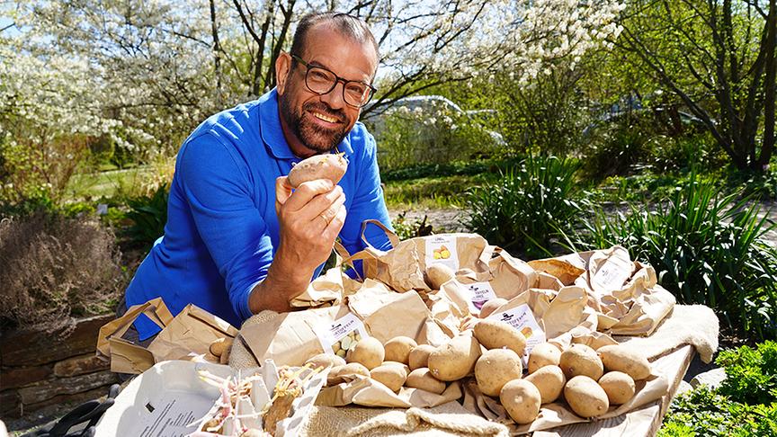Karl Ploberger erklärt, wie man Erdäpfel anpflanzt.