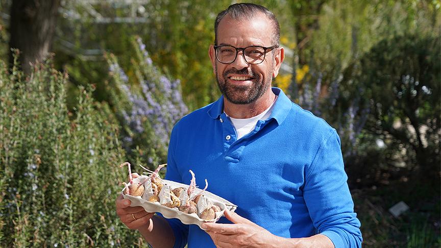 Karl Ploberger erklärt, wie man Erdäpfel anpflanzt.