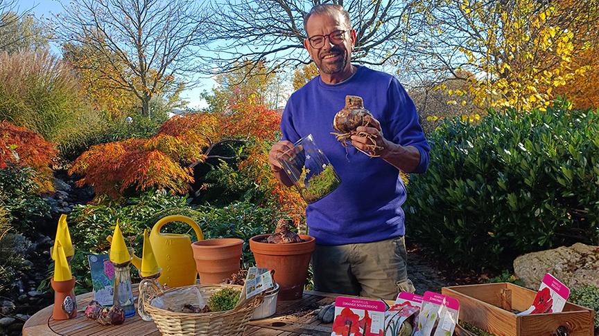 © Foto: Natur im Garten/ Leopold Mayhofer Karl Ploberger zeigt eine Auswahl von Blumenzwiebeln