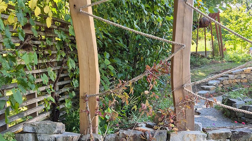 Auf der Garten Tulln wird eine Pergola mit Kletterpflanzen beschattet.