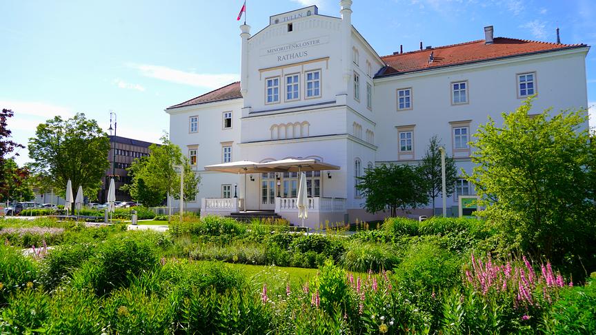 © Natur im Garten/ Leopold Mayrhofer Der Nibelungenplatz in Tulln ist ein gutes Beispiel für entsiegelte Flächen.