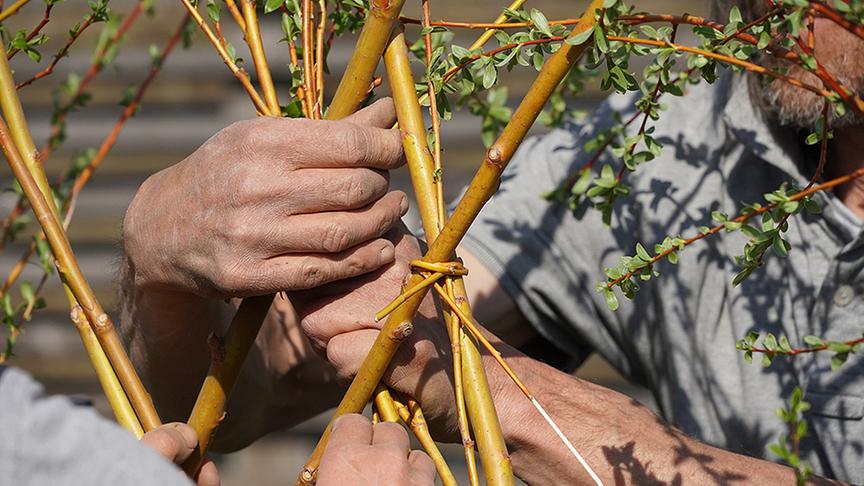 © Foto: Natur im Garten/ Leopold Mayerhofer So wird ein Weidenzaun gebaut.