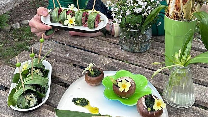 © Foto: Uschi Zezelitsch Uschi Zezelitsch stellt den Bärlauch vor.