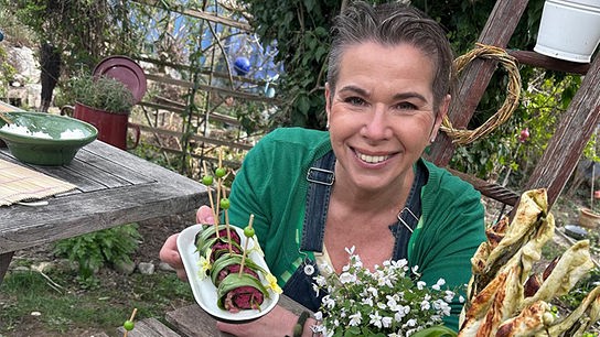 Uschi Zezelitsch stellt den Bärlauch vor.