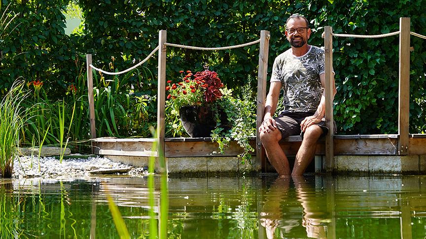 © Natur im Garten/ Leopold Mayrhofer Karl Ploberger hält die Füße in einen Schwimmteich