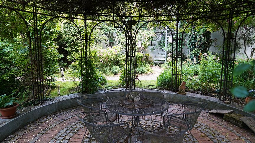 © Leopold Mayrhofer Martina und Haimo Ungersböck zeigen ihren bereits im Frühsommer besuchten besonderen Garten in Mistelbach im niederösterreichischen Weinviertel.