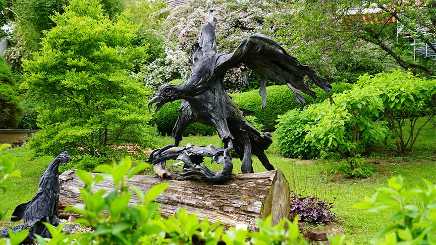 Auch eine imposante Raben-Skulptur ist hier zu finden.