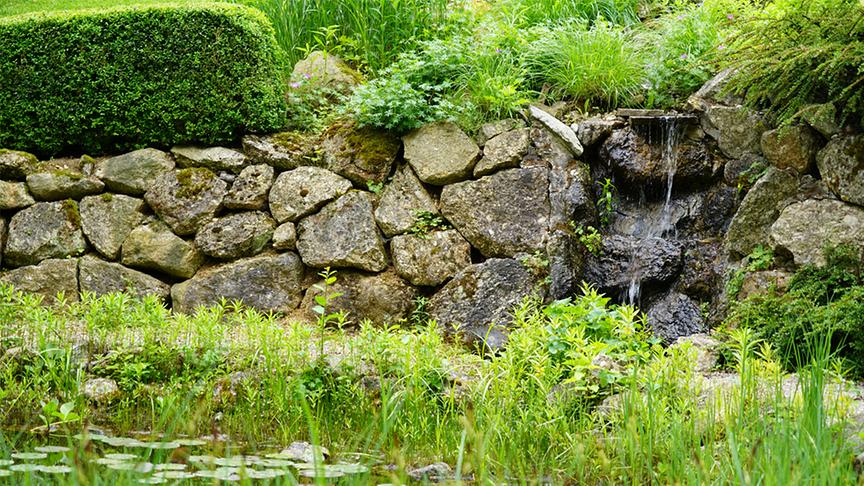 Steinmauern, ein liebevoll angelegter Teich und viele Büsche und Blumen - die Messners haben hier ihr hauseigenes Paradies.