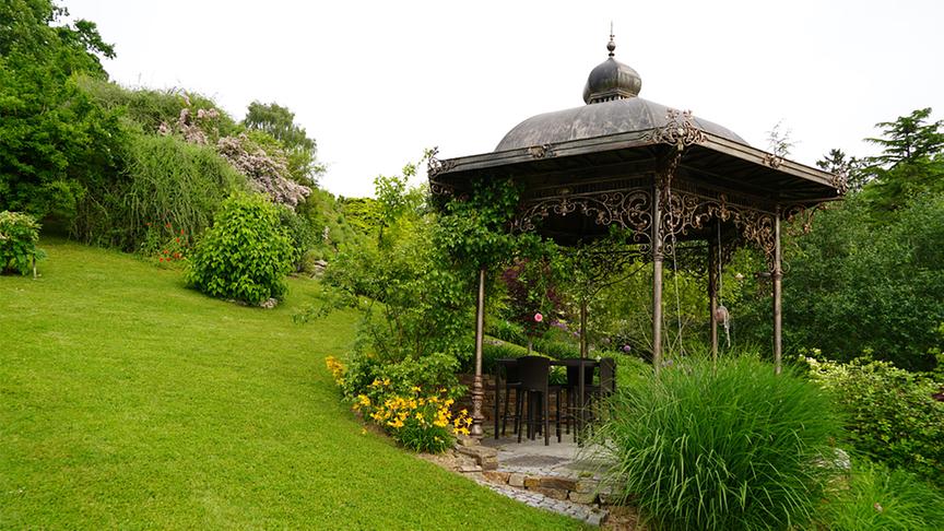 Oder sich bei einer der vielen wunderschönen Sitzgelegenheiten ausruhen.