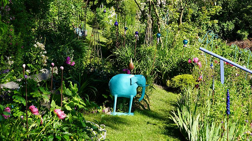 Eine türkise Elefantenfigur ziert diese Ecke.