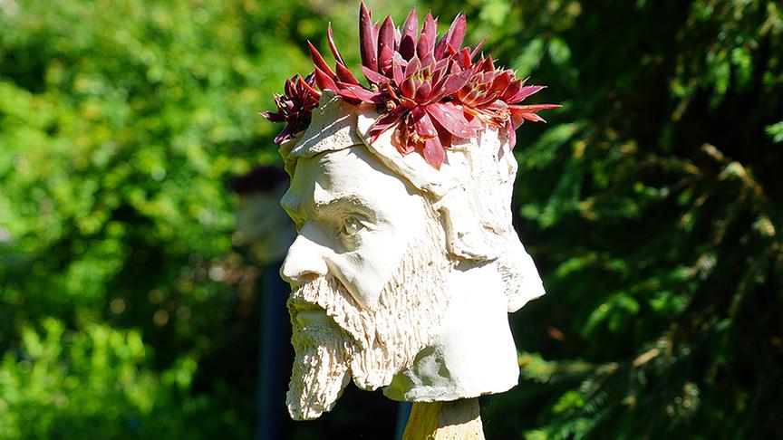 Besondere Dekorationen zieren die Gartenanlage.