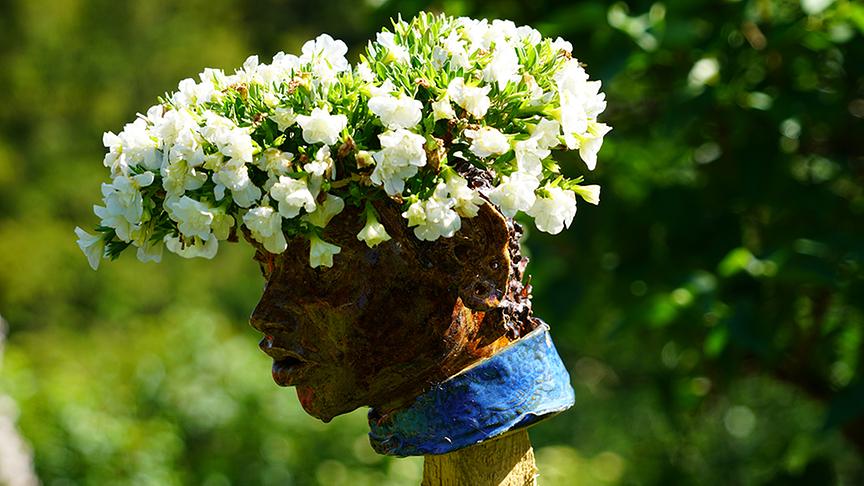 Besonders hübsch sind die Töpfe inform eines menschlichen Kopfes, aus dessen Haupt Blumen wachsen.