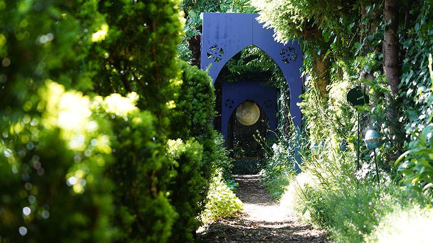 Oder dieser blaue Torbogen.