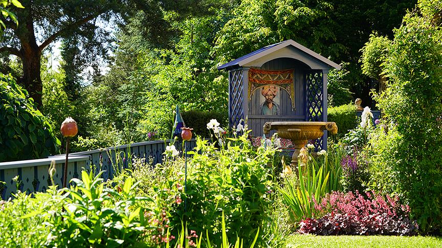 Der orientalische Einfluss ist hier auch gut erkennbar an der überdachten Sitzgelegenheit.