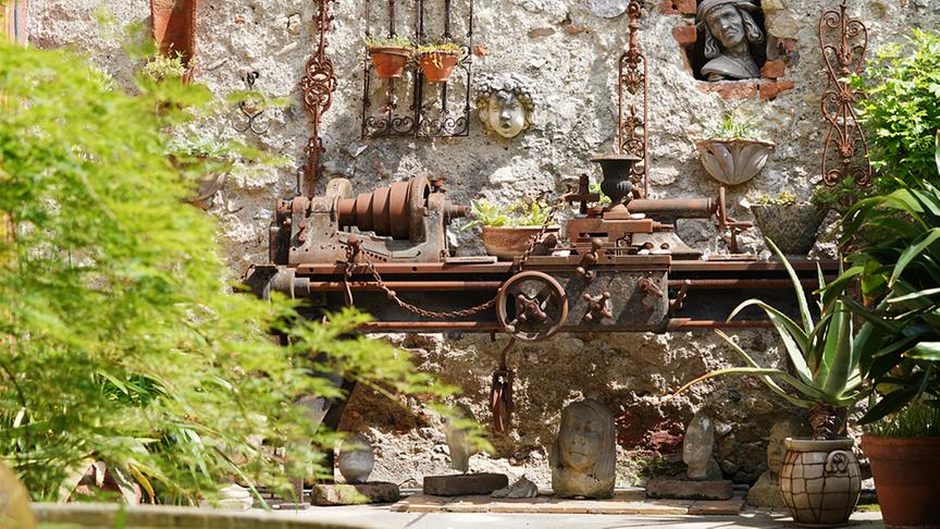 Auf diese alte Drehbank ist sie besonders stolz.