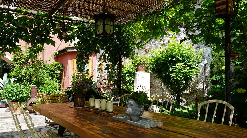 Liebevoll arrangierte Tischdeko machen dieses Plätzchen zu etwas ganz Besonderem.