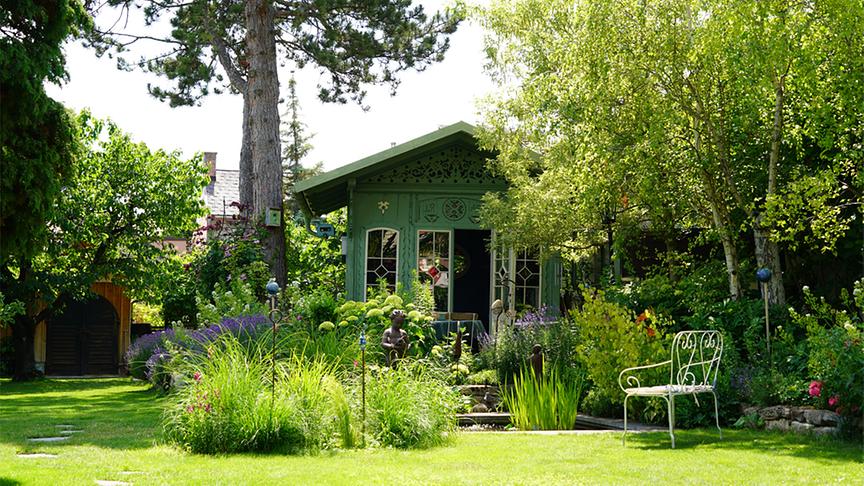 Das romantische Gartenhäuschen passt perfekt in dieses märchenhafte Ambiente.
