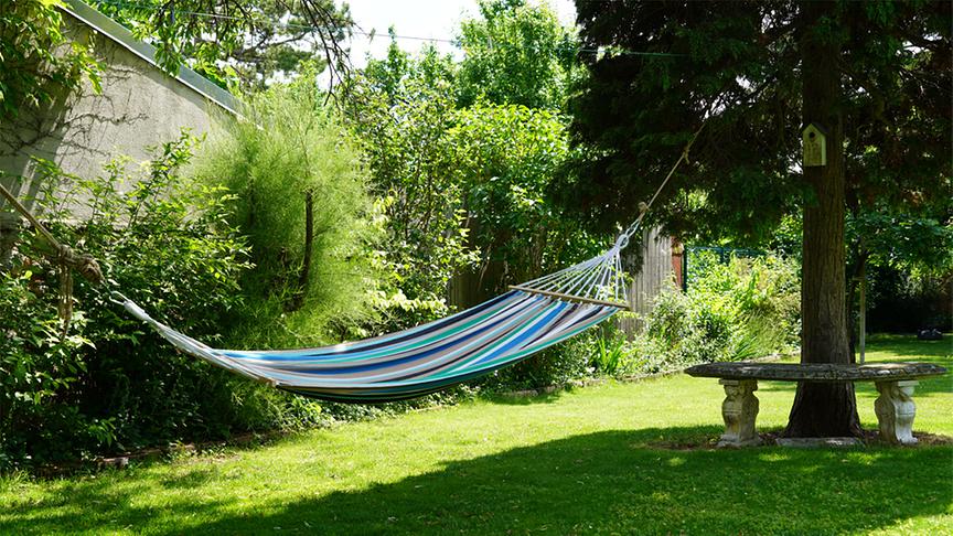Auf der Hängematte kann man sich hier perfekt ausruhen und vor der Sommerhitze flüchten.