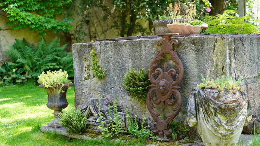 Ein uriger Pressstein gibt dem Garten einen ganz besonderen Touch.