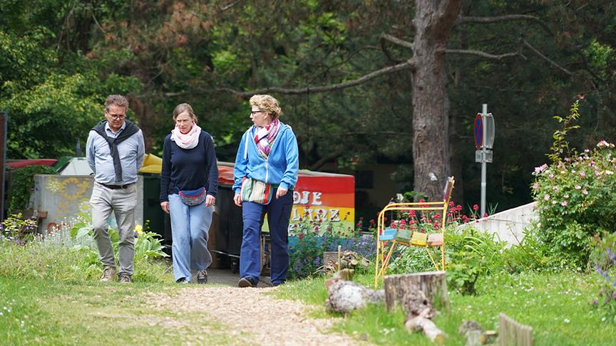 © Foto: Leopold Mayrhofer/ Natur im Garten Im Bild: Regina Würfel (Pflegerin und akadem. Gartentherapeutin) und Christina Bauernfeind (Internistin und akadem. Gartentherapeutin