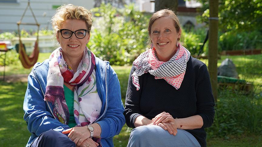 © Foto: Leopold Mayrhofer/ Natur im Garten Im Bild: Regina Würfl (Pflegerin und akadem. Gartentherapeutin) und Christina Bauernfeind (Internistin und akadem. Gartentherapeutin