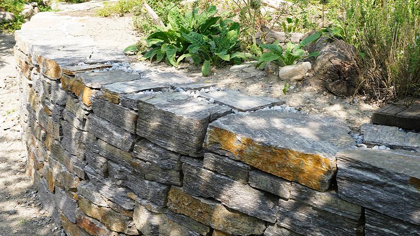 Ein Bereich auf der Garten Tulln bekommt eine Trockensteinmauer.