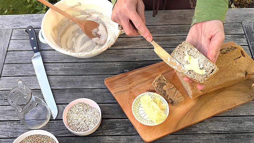 © Foto: Uschi Zezelitsch Uschi Zezelitsch bäckt ein Buchweizenbrot