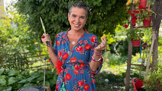 © Foto: Uschi Zezelitsch Uschi legt Chilis ein.