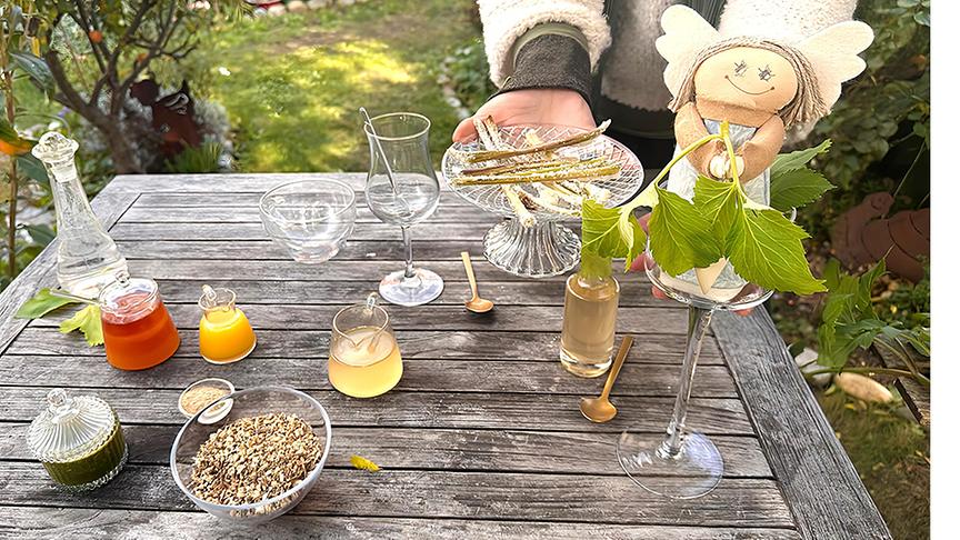 © Foto: Unschi Zezelitsch Uschi bereitet einen alkoholfreien Drink aus der Engelwurz zu