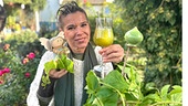 Uschi bereitet einen alkoholfreien Drink aus der Engelwurz zu