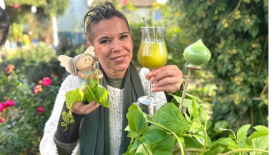 © Foto: Unschi Zezelitsch Uschi bereitet einen alkoholfreien Drink aus der Engelwurz zu