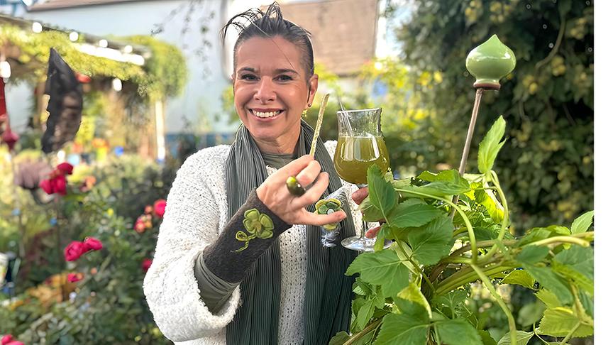 © Foto: Unschi Zezelitsch Uschi bereitet einen alkoholfreien Drink aus der Engelwurz zu