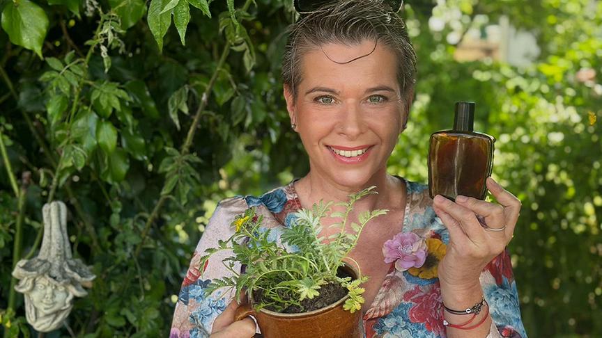 © Foto: Uschi Zezelitsch Uschi Zezelitsch mit einer Tinktur aus Gänsefingerkraut