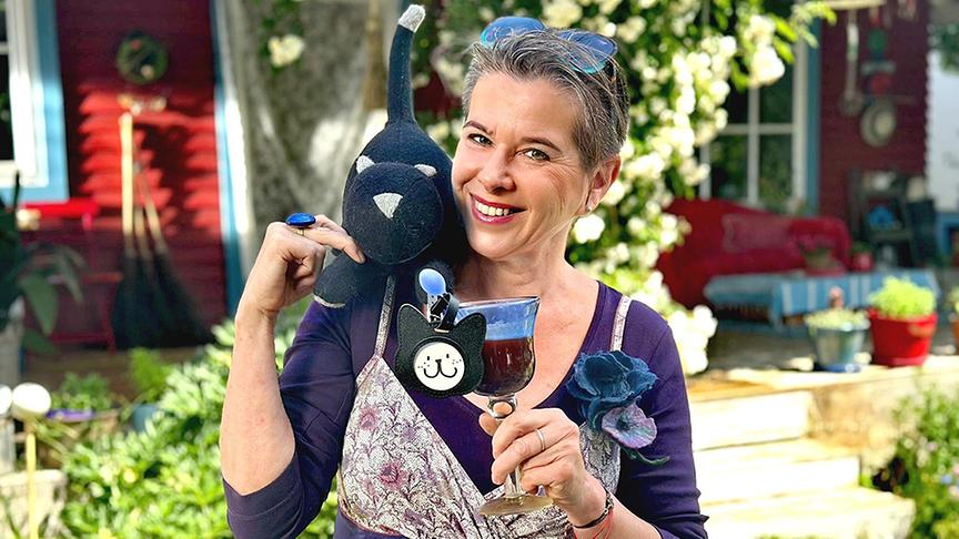 © Uschi Zezelitsch Uschi Zezelitsch mit einem Glas Günsel-Tee